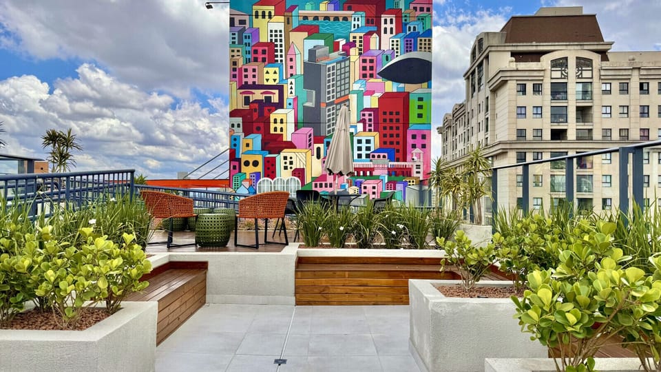 Terraco com mural colorido e area de convivencia ao ar livre