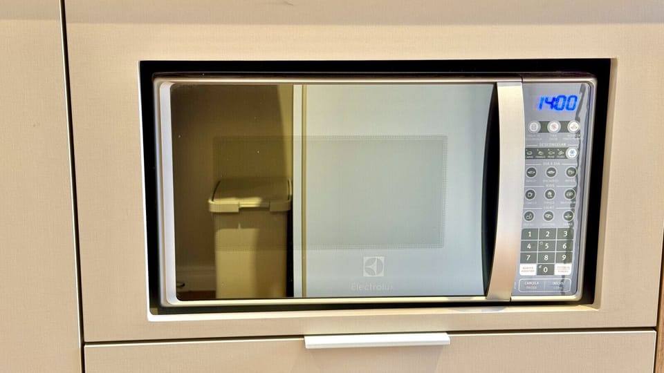 Micro-ondas Electrolux embutido na bancada da cozinha