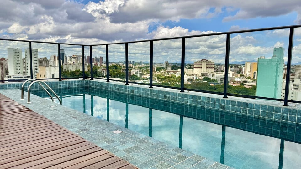 Piscina no rooftop com vista panoramica de Curitiba