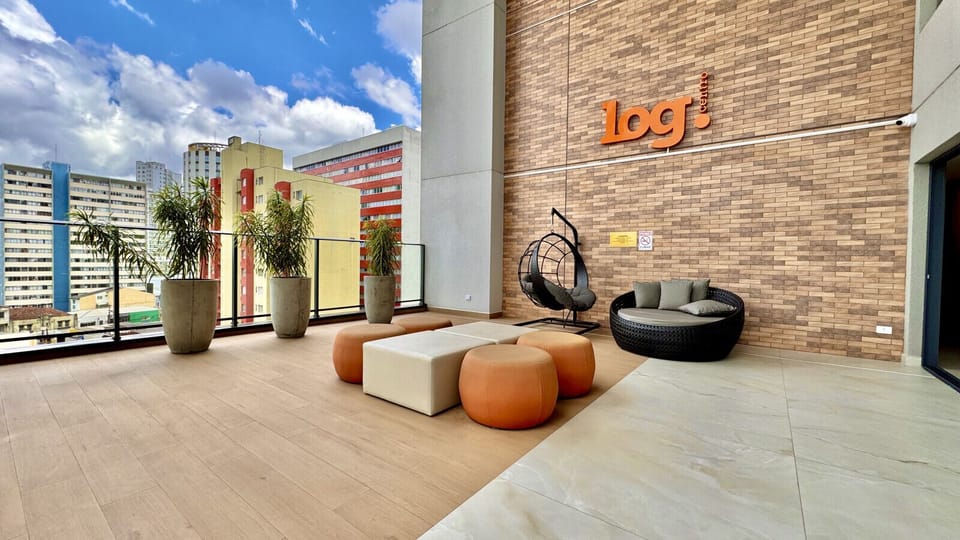 Lounge do edificio Log Centro com balanco suspenso e pufes