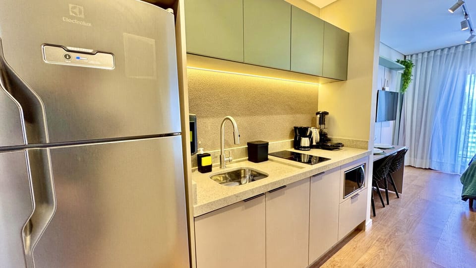 Cozinha completa com geladeira duplex, cafeteira Nespresso, cooktop e micro-ondas