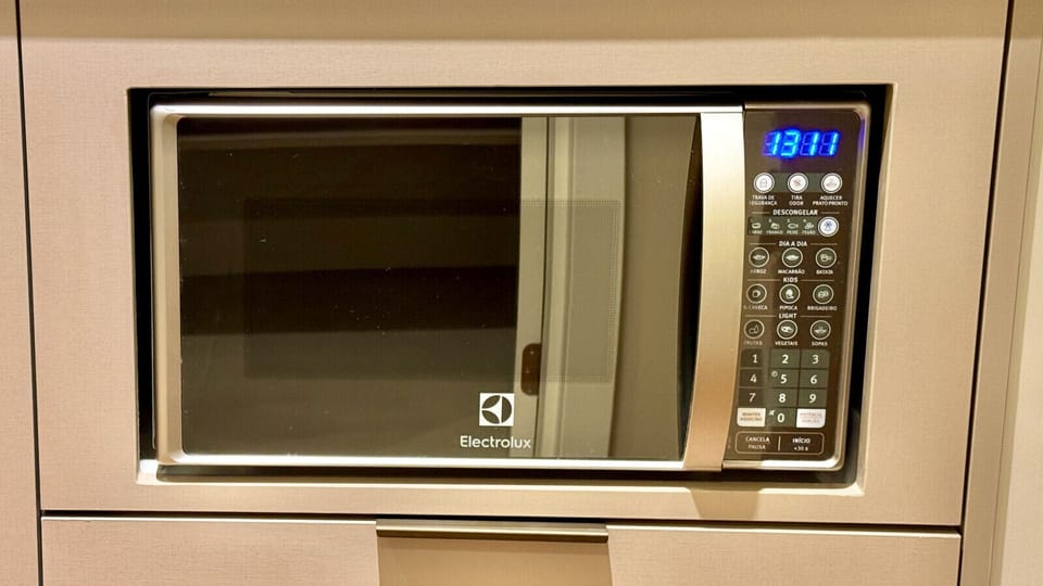 Micro-ondas Electrolux embutido na bancada da cozinha
