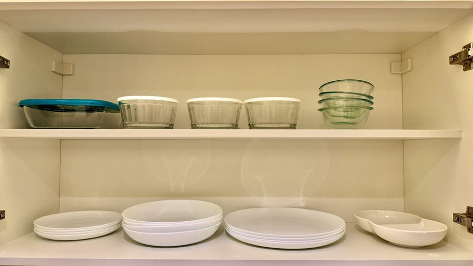 Armario de loucas — pratos, bowls, potes de vidro e tigelas