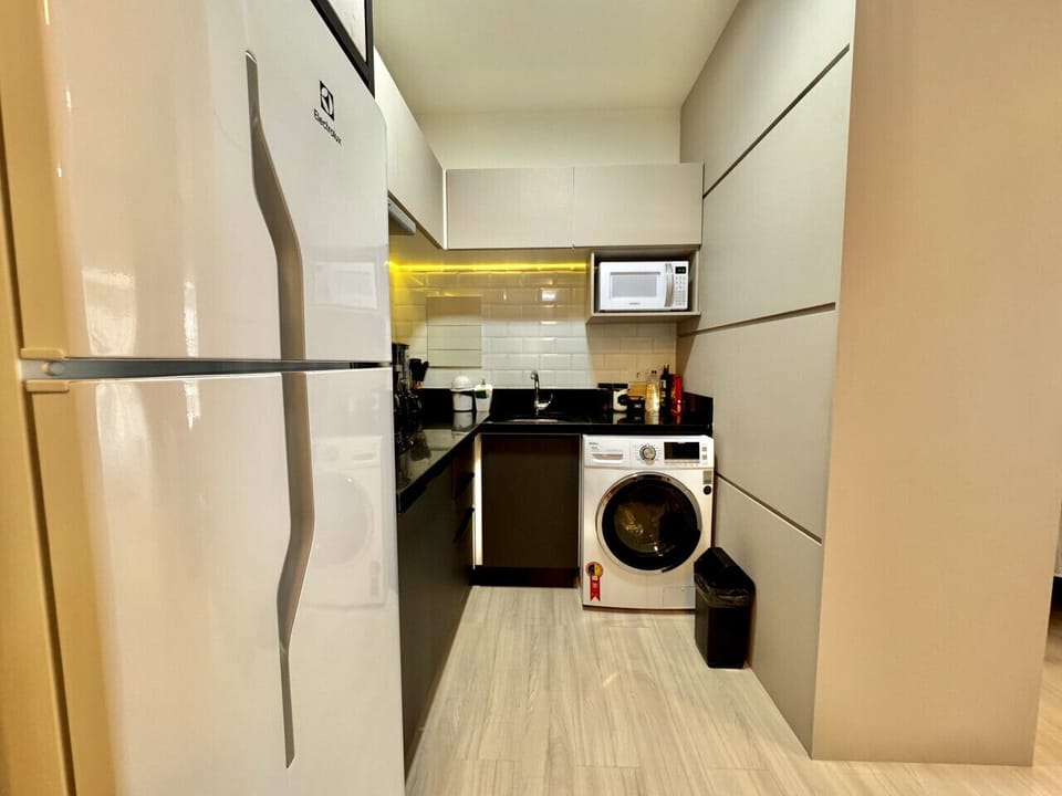 Cozinha compacta com geladeira duplex, fogao e maquina de lavar