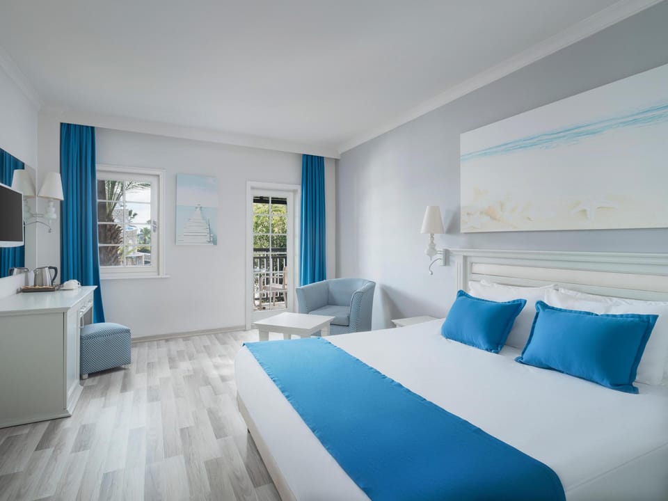Suite Room | Premium bedding, minibar, in-room safe, soundproofing