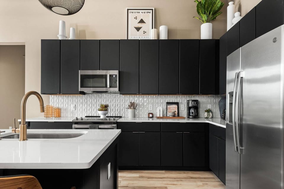 Modern Kitchen in Nashville Rental - Sleek Design & State-of-the-Art Appliances