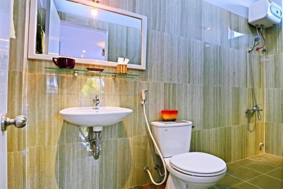 Shower, rainfall showerhead, free toiletries, hair dryer