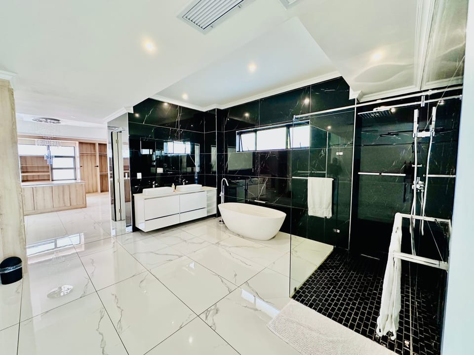 Presidential Suite, Balcony, Garden View | Bathroom | Towels, soap, shampoo, toilet paper