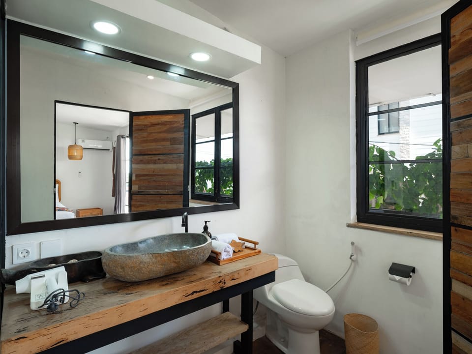 Two Bedroom Loft with a Fully Equipped Kitchenette | Bathroom | Shower, hair dryer, slippers, towels