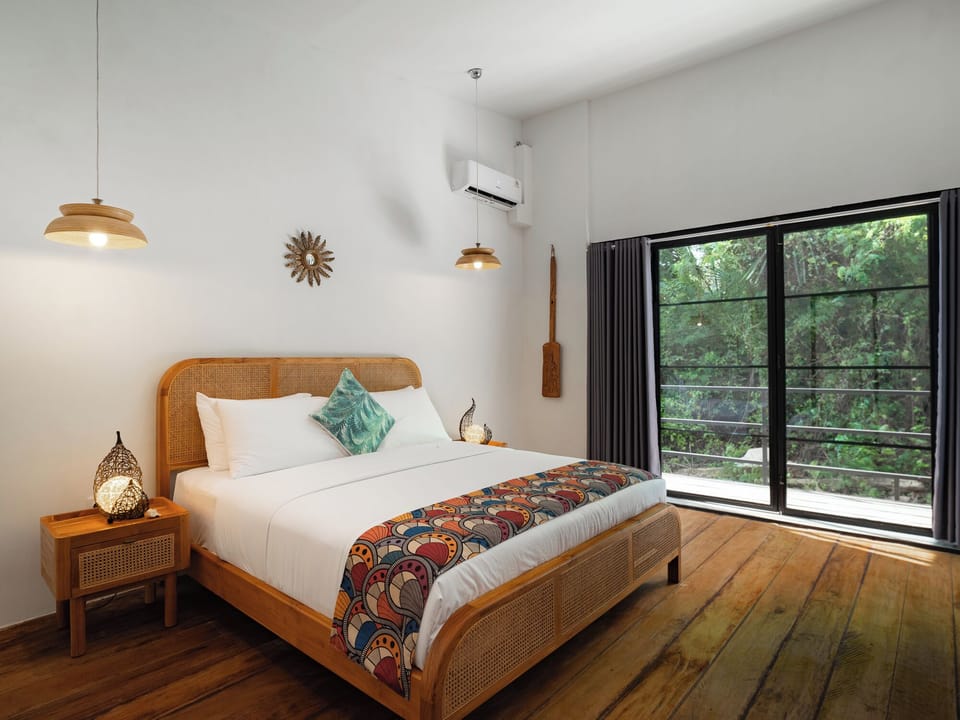 Two Bedroom Loft with a Fully Equipped Kitchenette | Premium bedding, desk, laptop workspace, WiFi (free)