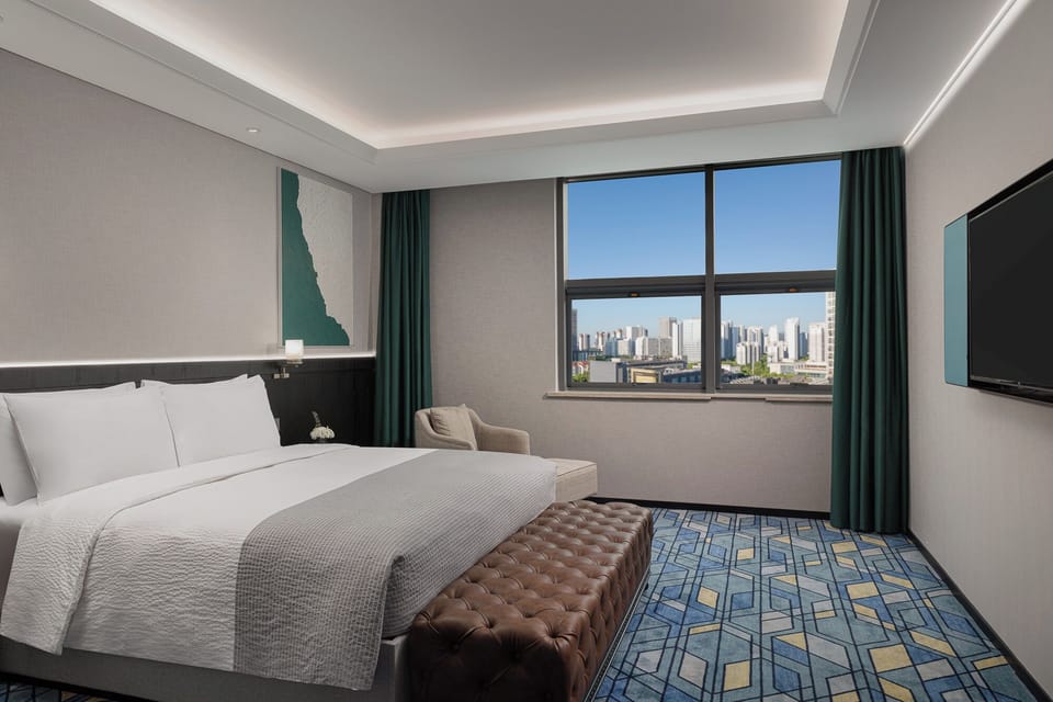 Luxury Studio Suite | Blackout drapes, iron/ironing board (on request)