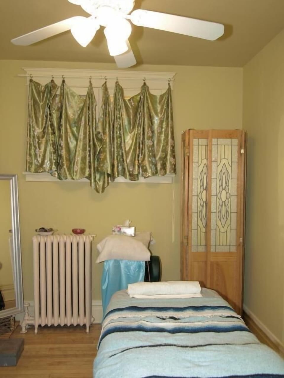 Traditional Double Room, Shared Bathroom | Individually decorated, individually furnished, iron/ironing board