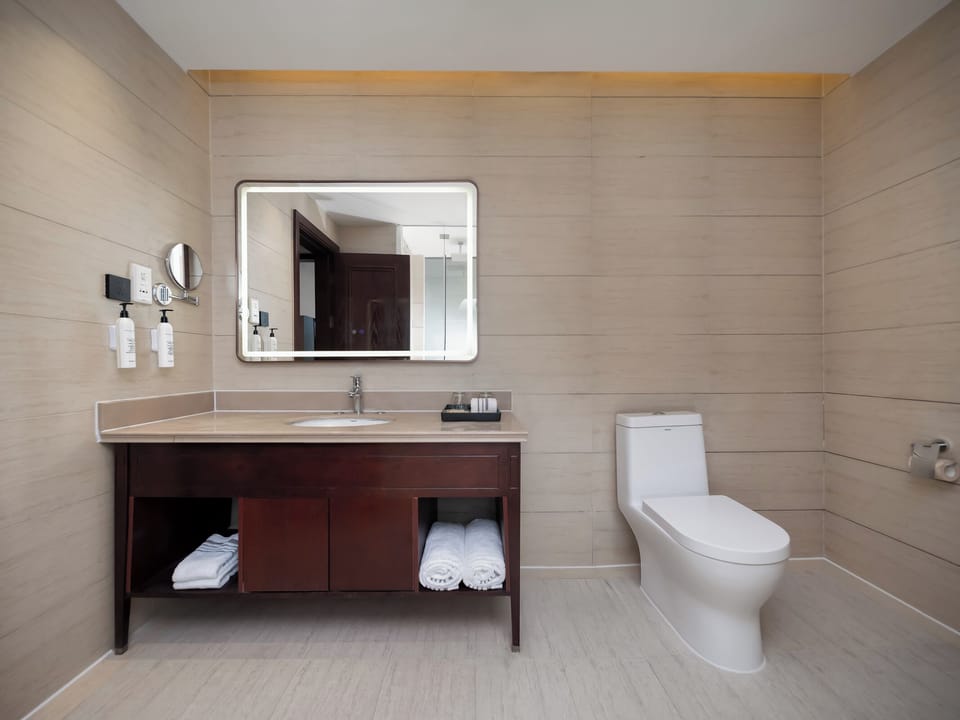 Comfort Twin Room, Garden View | Bathroom | Slippers