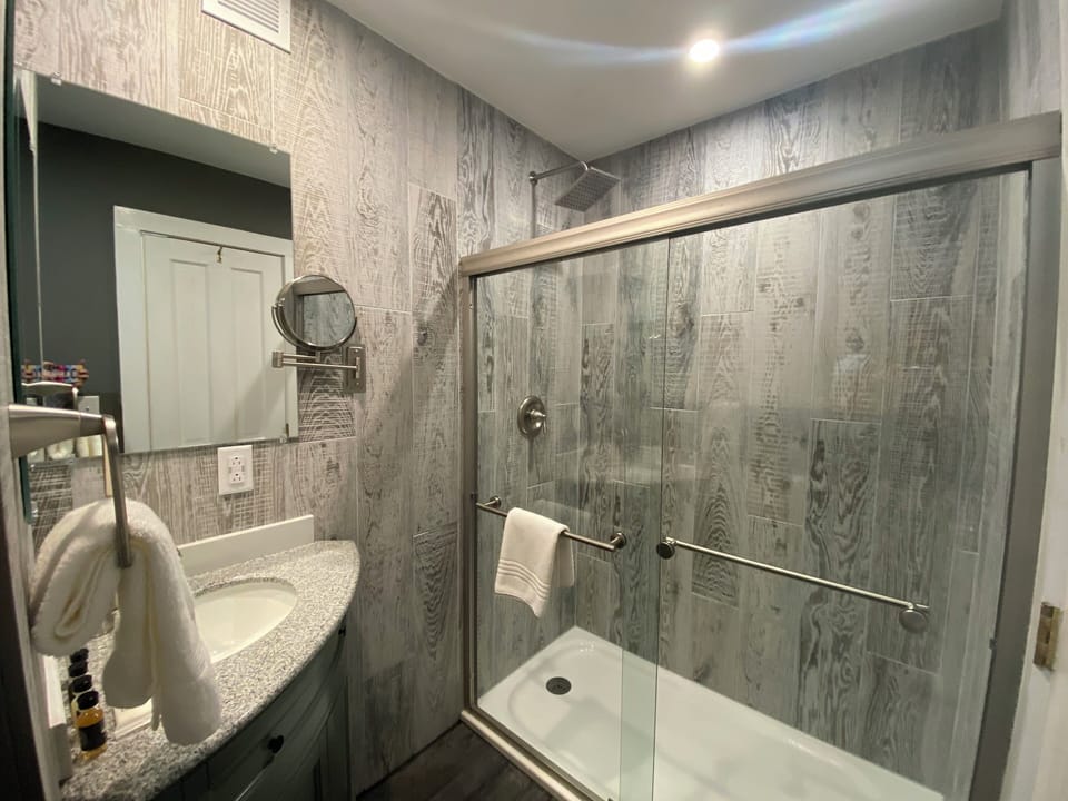 Room, 1 Queen Bed | Bathroom | Combined shower/tub, free toiletries, hair dryer, bathrobes