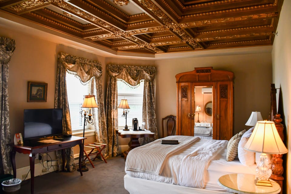 Deluxe Room, 1 King Bed | Premium bedding, down comforters, pillowtop beds, individually decorated
