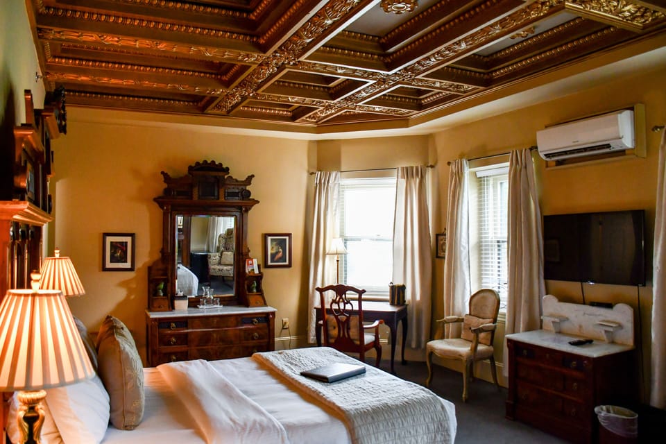 Deluxe Room, 1 Queen Bed | Premium bedding, down comforters, pillowtop beds, individually decorated