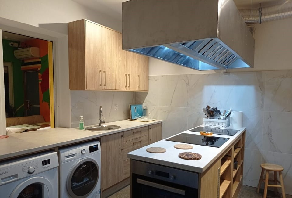 Full-size fridge, microwave, oven, stovetop