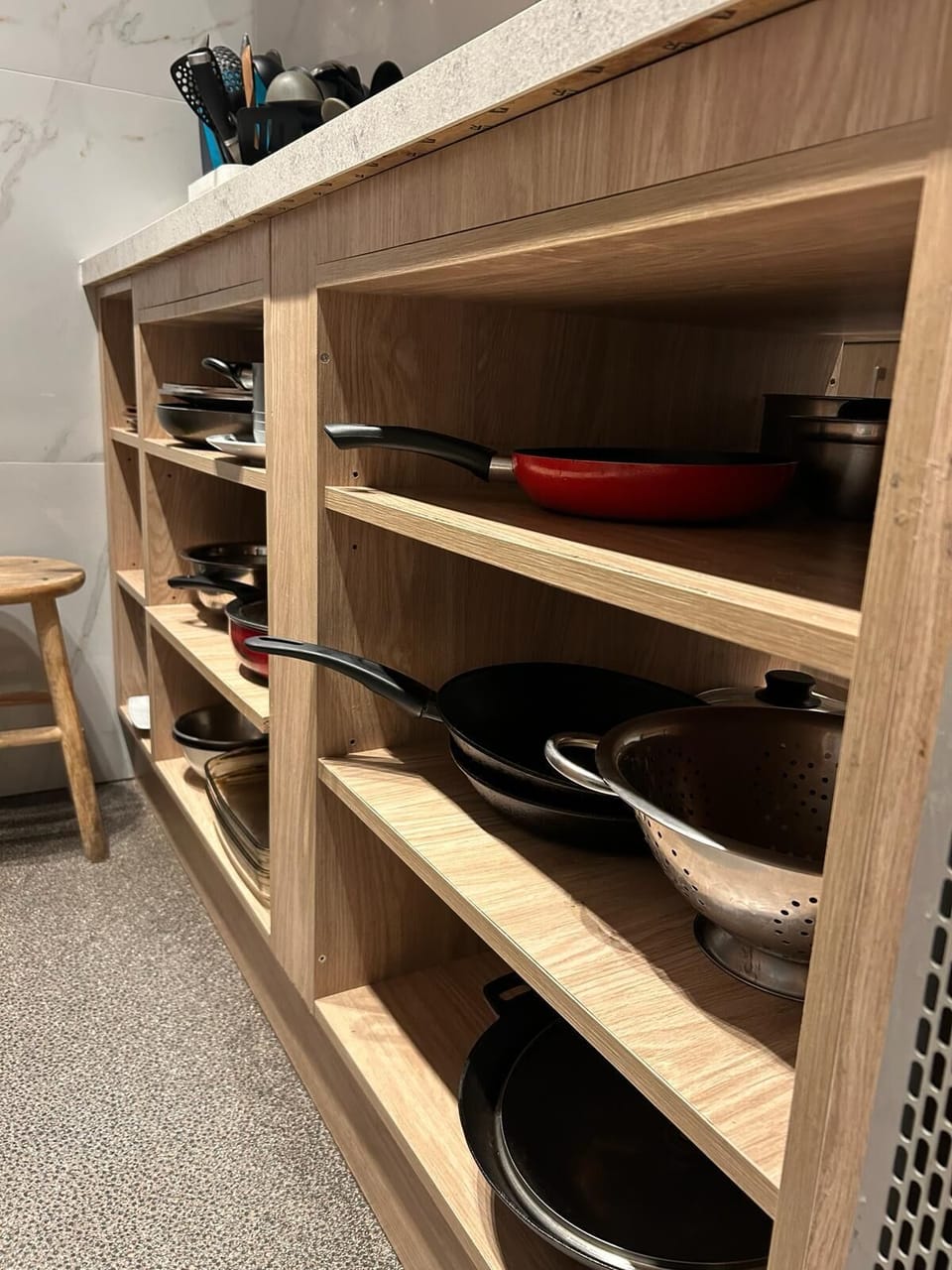 Full-size fridge, microwave, oven, stovetop