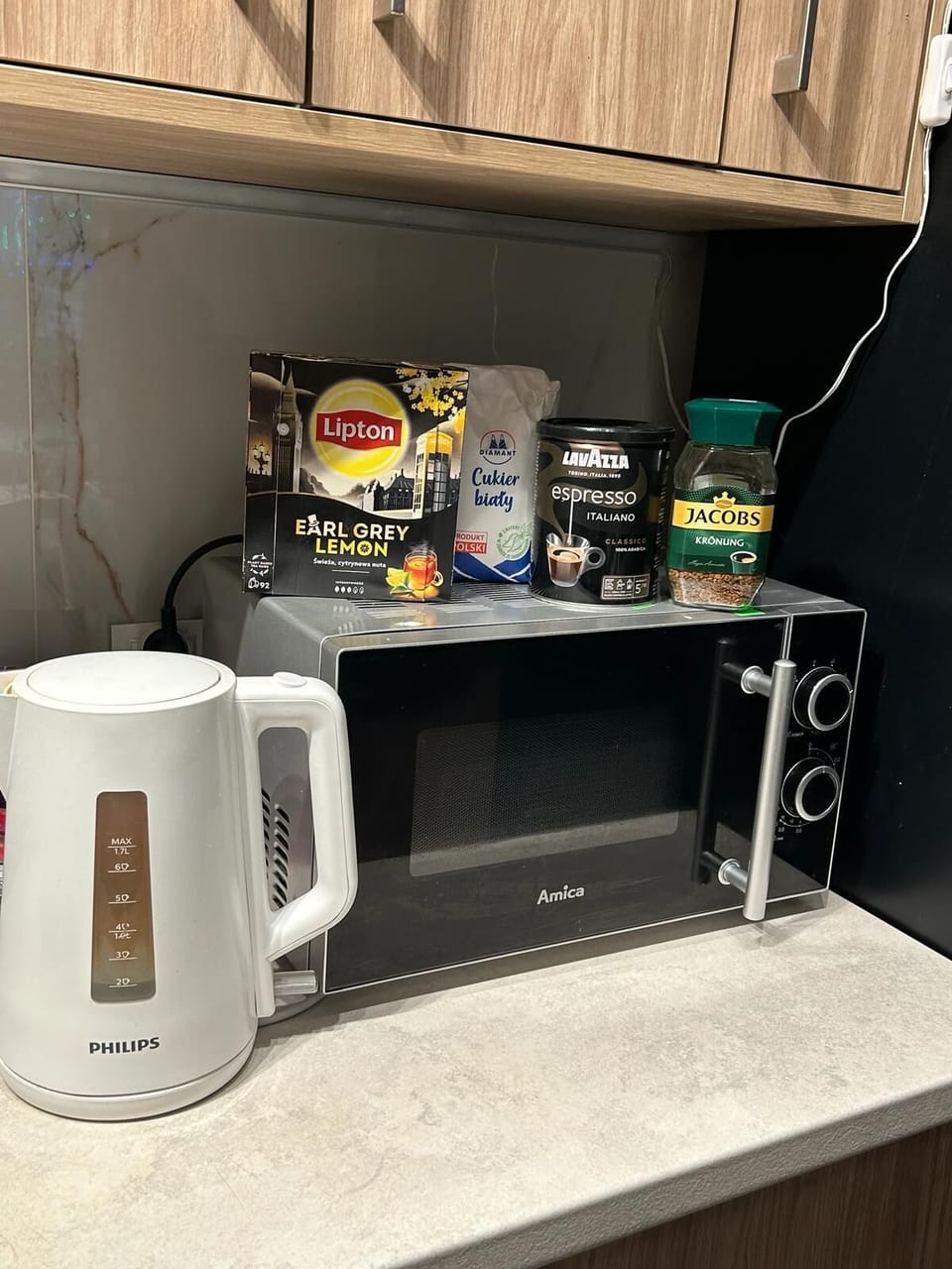 Full-size fridge, microwave, oven, stovetop