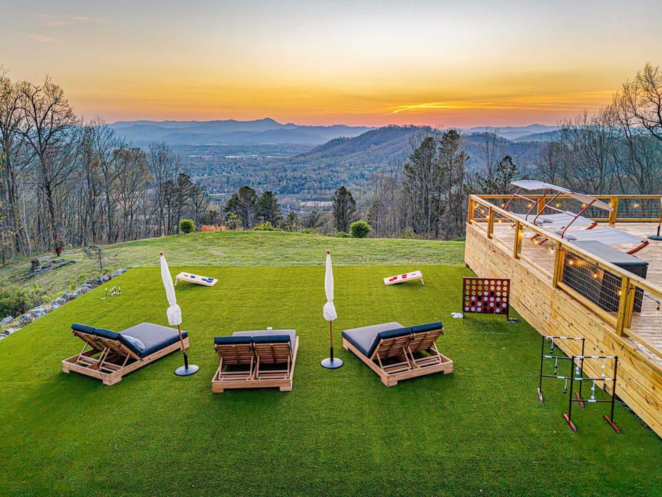 This elevated turfed lounge is the perfect spot to kick back with a book, sip your morning coffee or afternoon mimosa, and soak in the gentle breeze and panoramic mountain views—all in total peace.