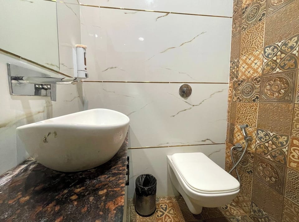 Shower, rainfall showerhead, free toiletries, slippers