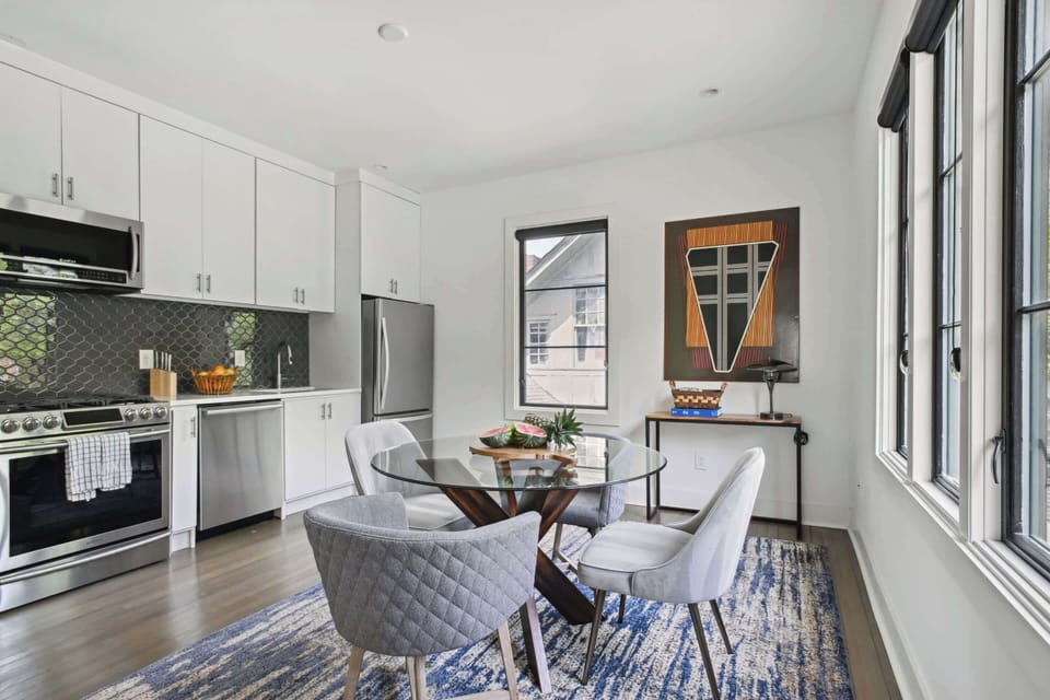 18 Dining & Kitchen Area