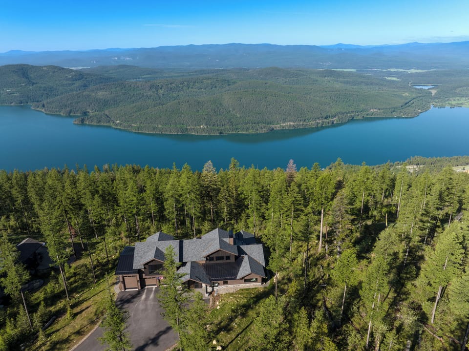 Luxury Property by the Lake | Exterior