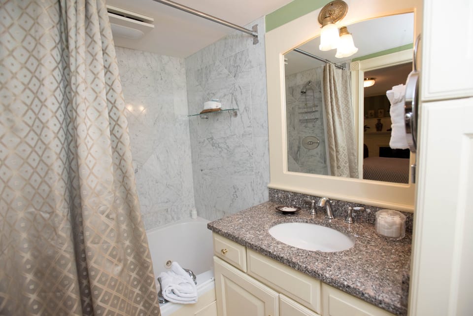 Standard Room, 1 Queen Bed | Bathroom | Hair dryer, bathrobes, towels, soap