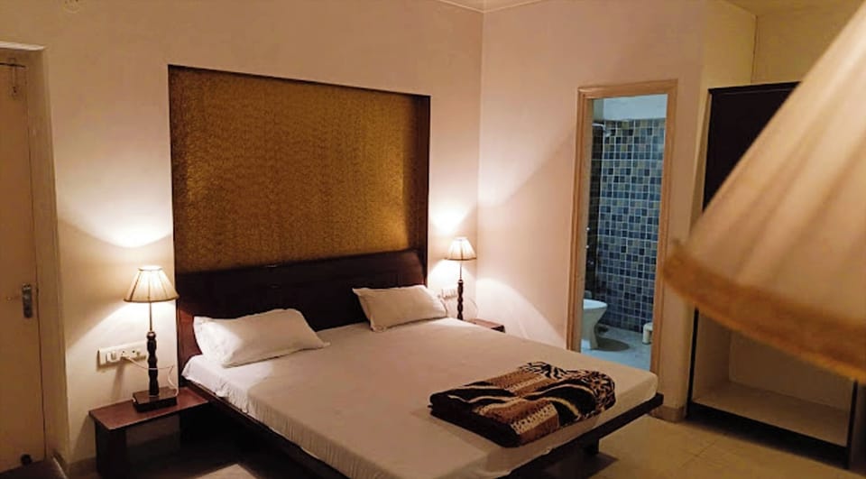 Deluxe Double Room | Desk, laptop workspace, soundproofing