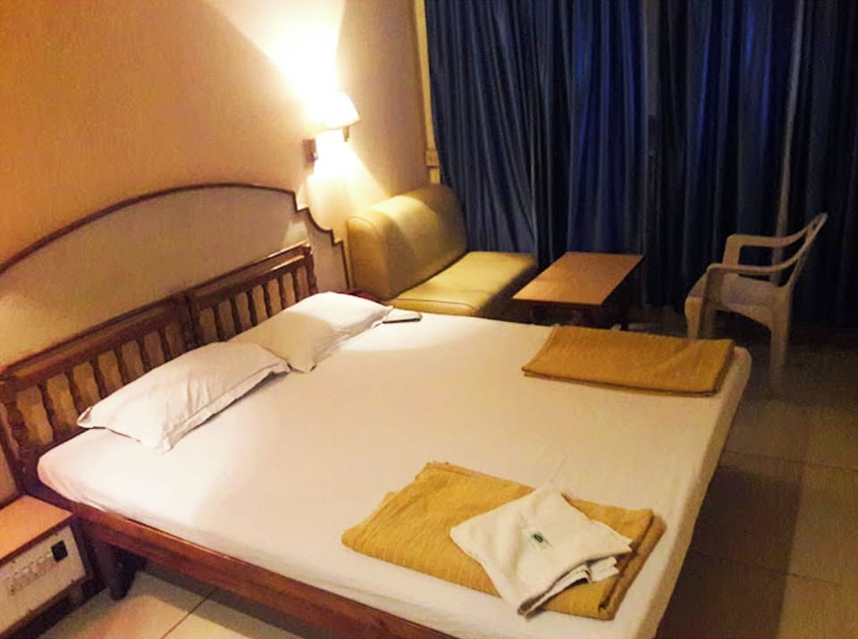 Deluxe Double Room | Desk, laptop workspace, soundproofing