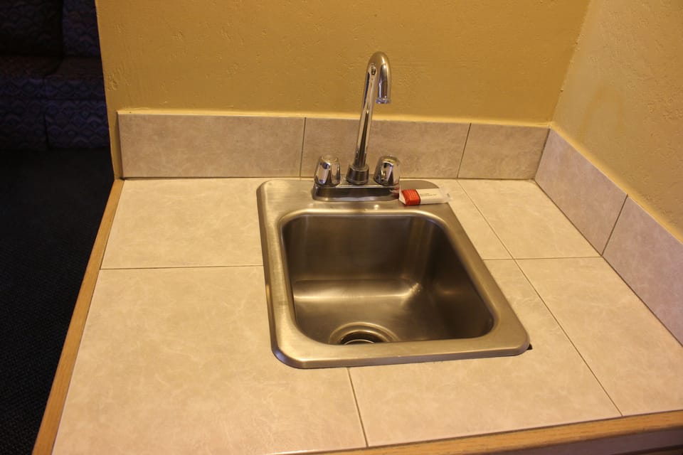 Executive Room, 1 King Bed with Sofa bed | In-room dining