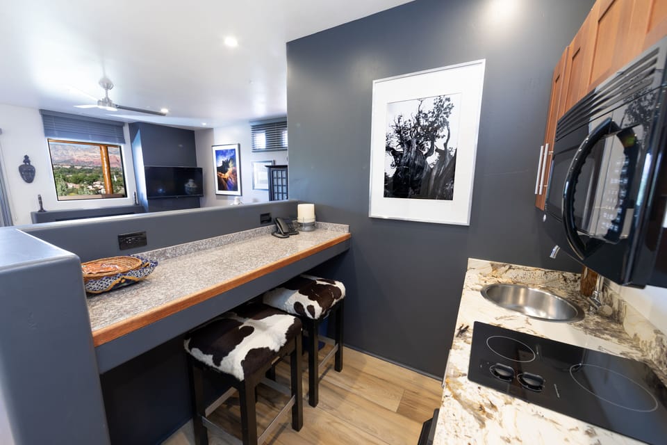 Superior Room, 1 King Bed, Balcony, Mountain View | Private kitchen | Microwave, stovetop, coffee/tea maker, electric kettle