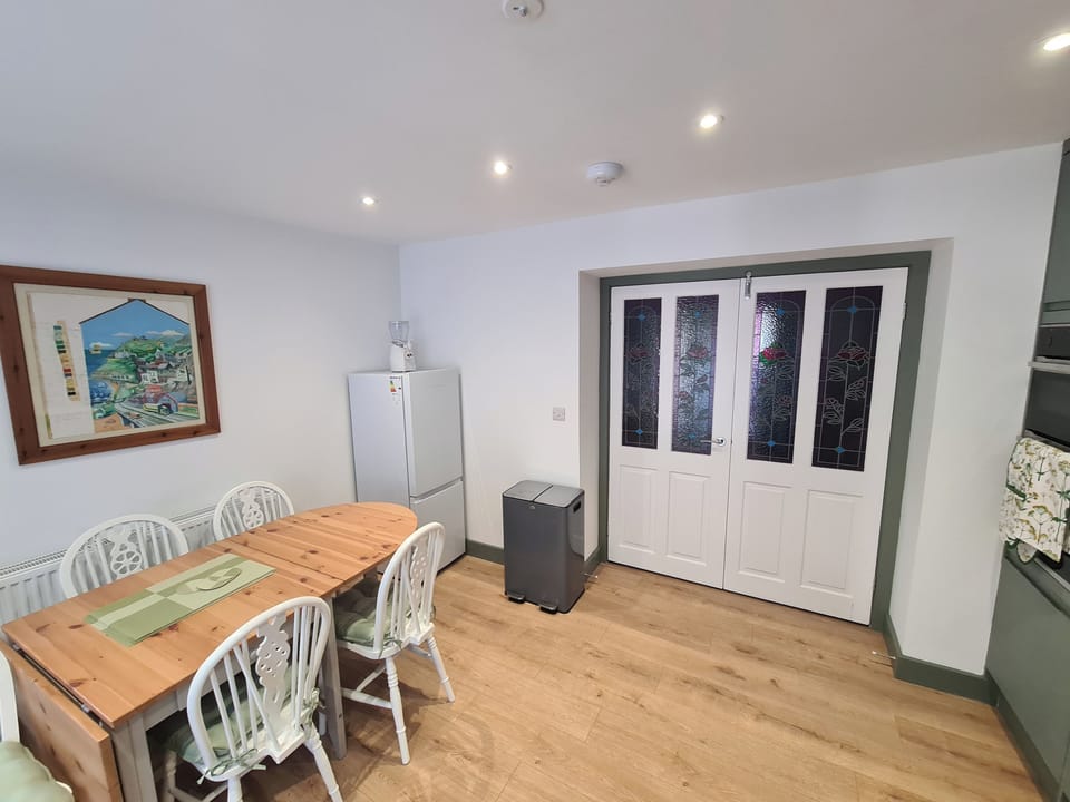 Cottage | Dining