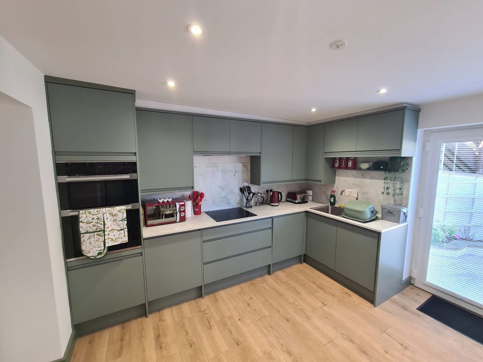 Cottage | Private kitchen | Fridge, microwave, oven, stovetop