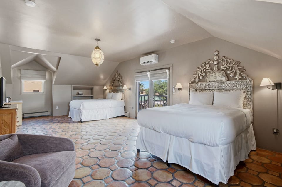 Room 12 | Premium bedding, iron/ironing board (on request), WiFi (free)