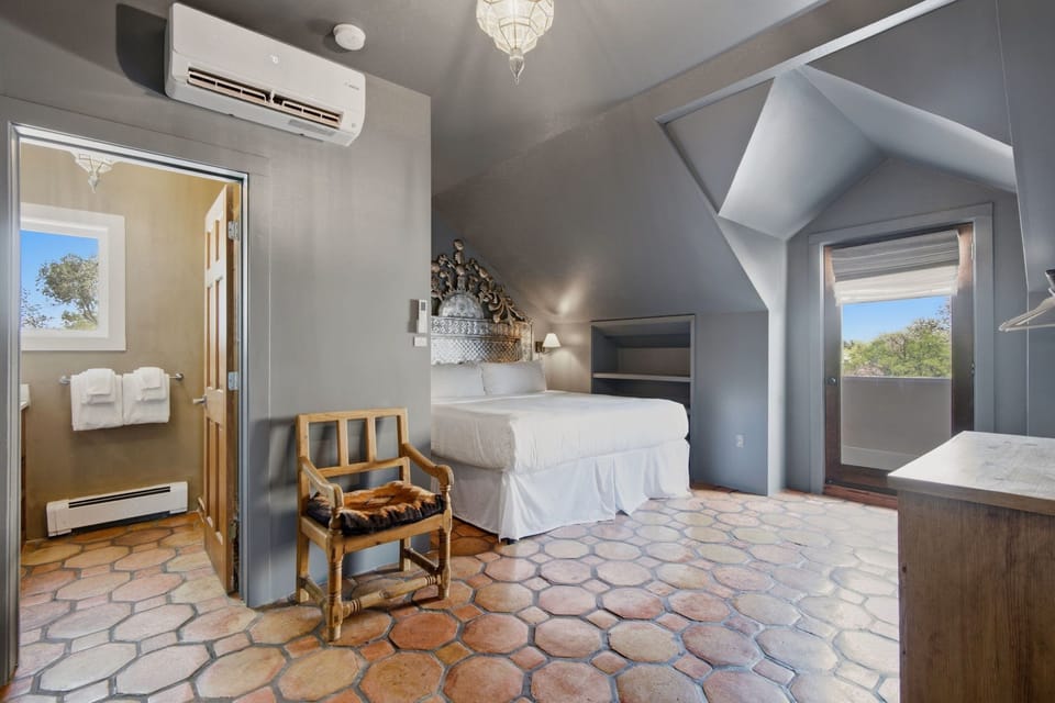Room 10 | Premium bedding, iron/ironing board (on request), WiFi (free)