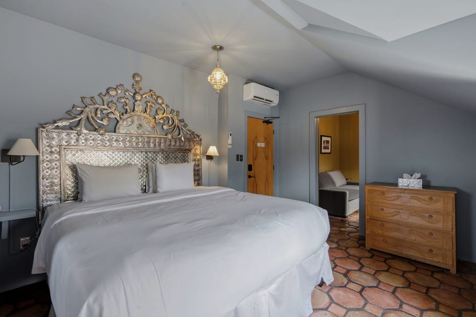 Room 11 | Bathroom | Hair dryer, towels, soap, shampoo