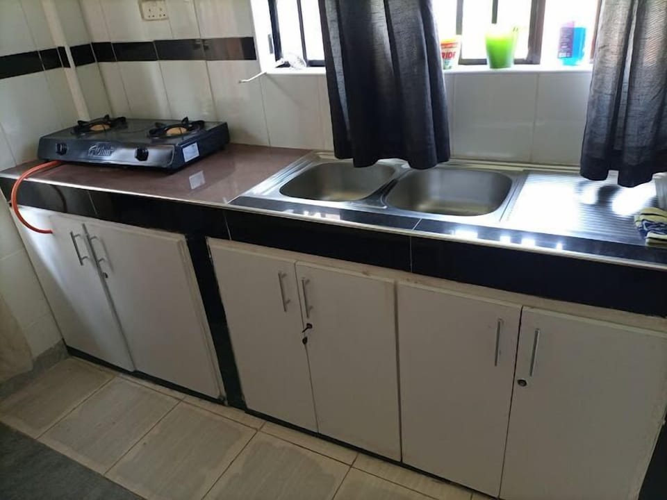 Microwave, cookware/dishes/utensils