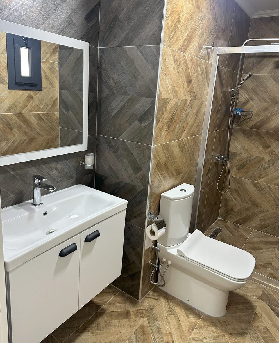 Shower, rainfall showerhead, free toiletries, hair dryer