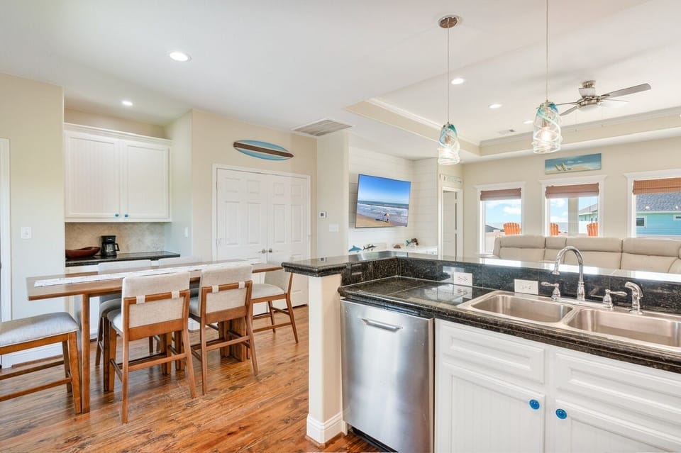 House, 3 Bedrooms | Private kitchen | Fridge, coffee/tea maker, toaster