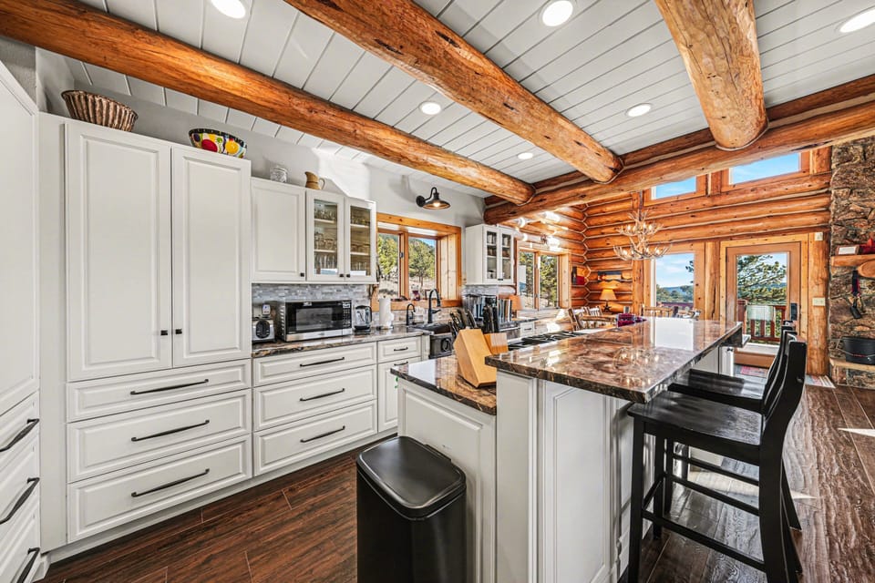 Cabin, 3 Bedrooms | Private kitchen | Fridge, oven, coffee/tea maker, toaster