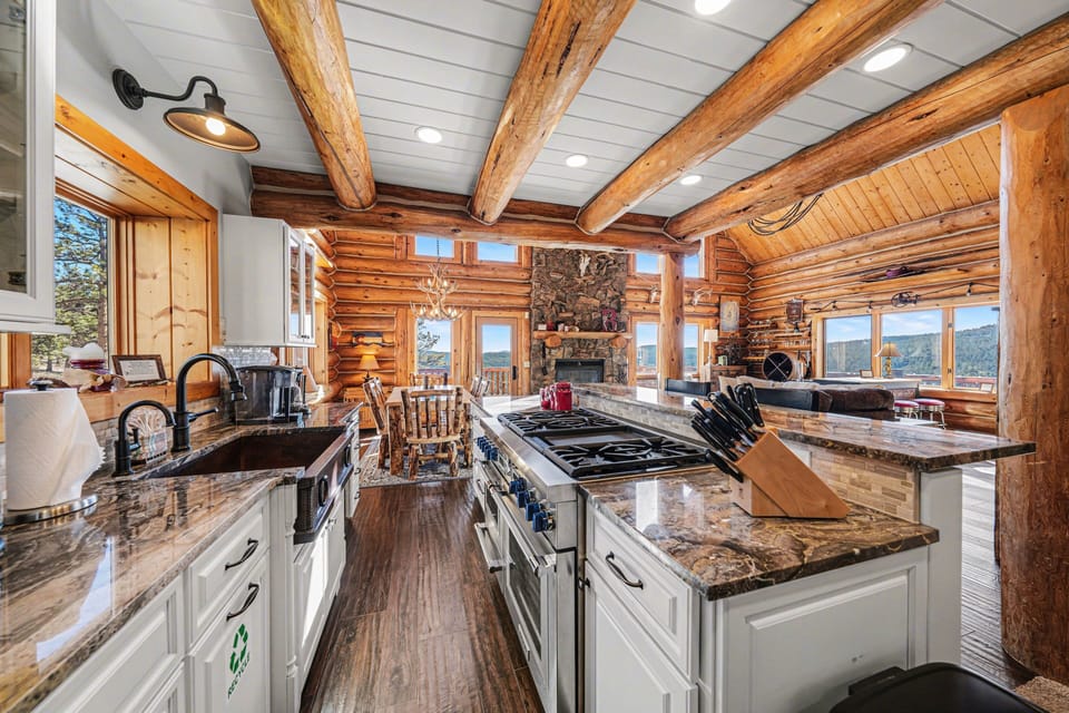 Cabin, 3 Bedrooms | Private kitchen | Fridge, oven, coffee/tea maker, toaster