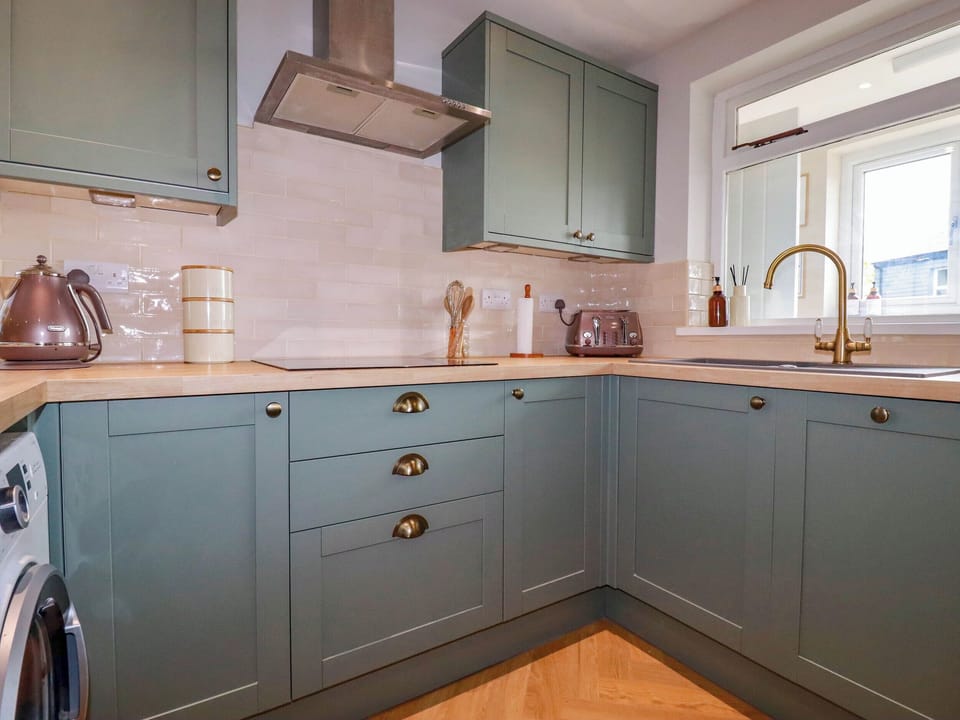 Fridge, microwave, dishwasher, cookware/dishes/utensils