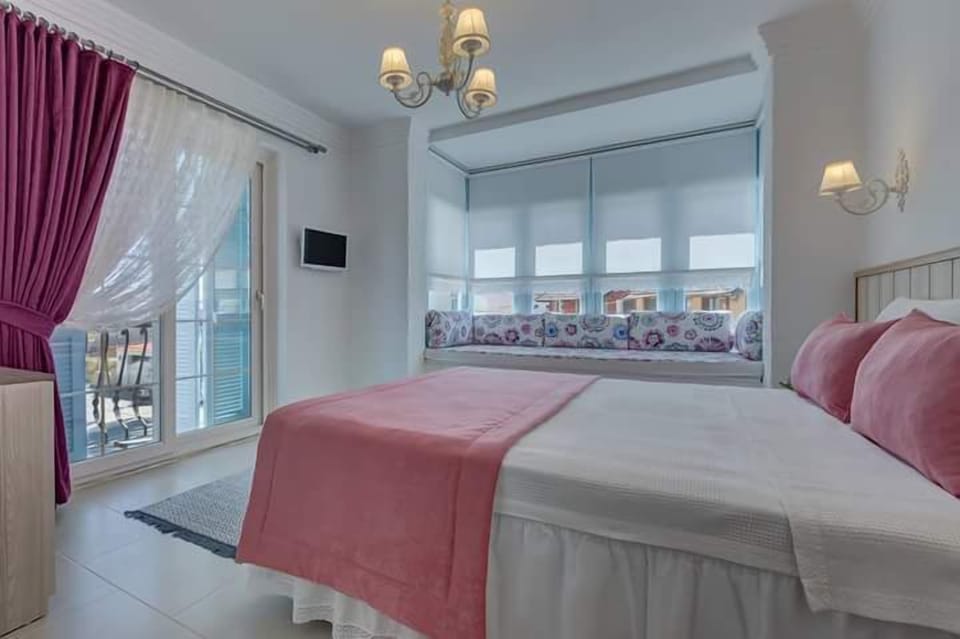 Deluxe Triple Room, City View | Free WiFi, bed sheets