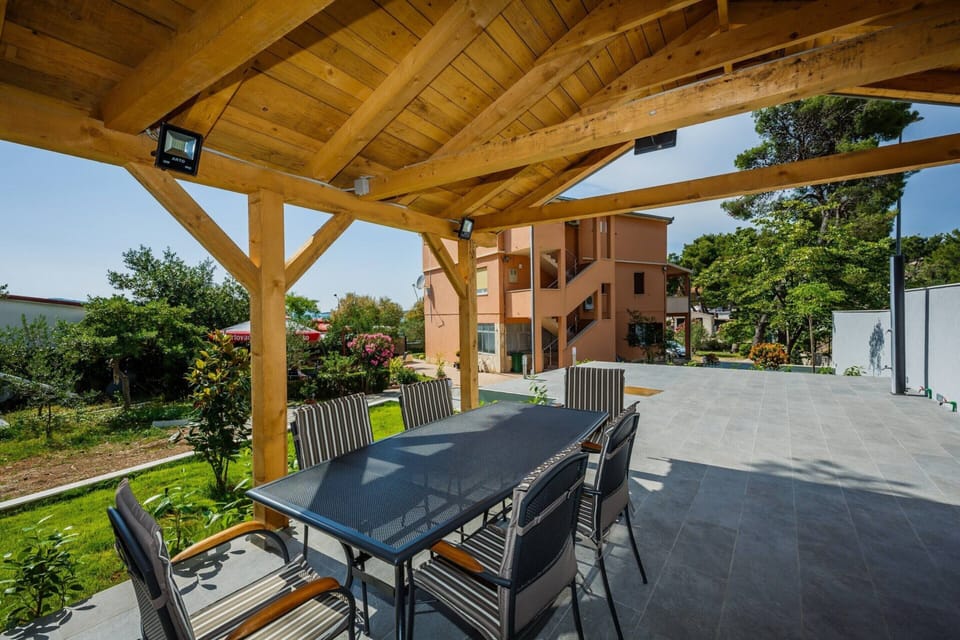 Apartment | Outdoor dining