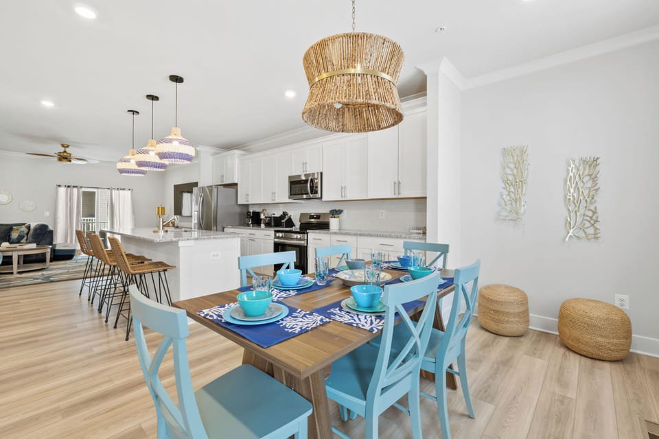 Stylish Kitchen and Dining area the whole family will enjoy!