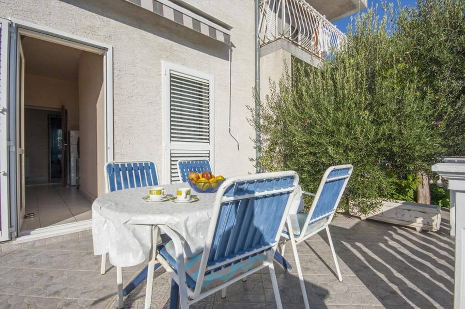 Apartment | Outdoor dining