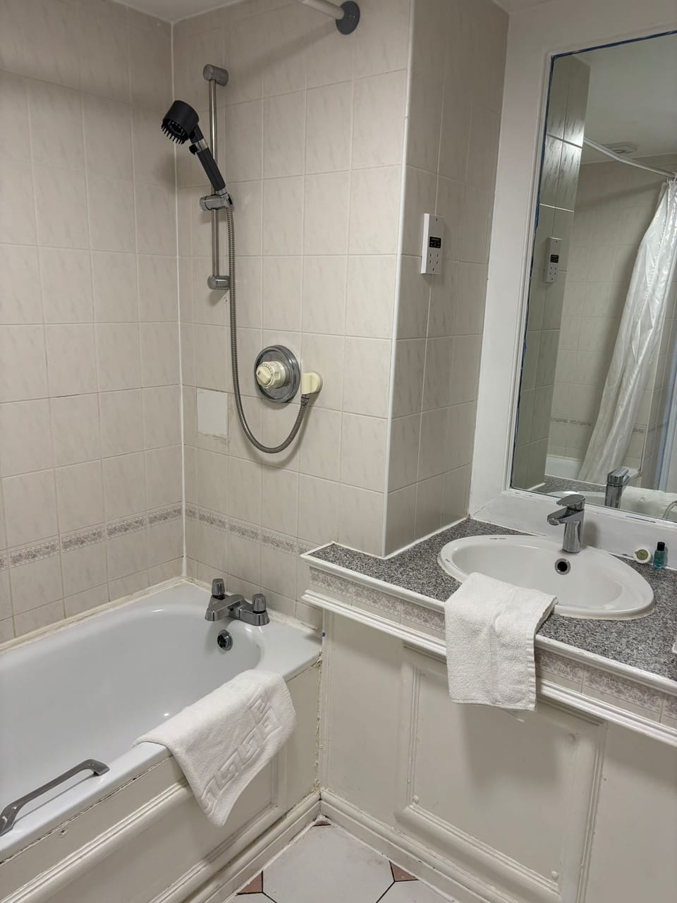 Basic Double Room | Bathroom