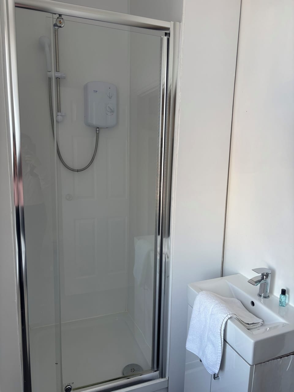 Basic Single Room | Bathroom