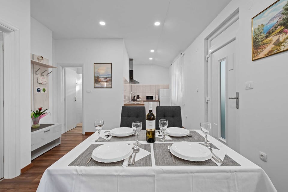Apartment | Dining